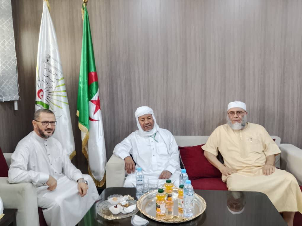 الشيخ عبد الرحمن الزاوي شيخ زاوية الإمام علي بن أبي طالب -كرم الله وجهه – ورئيس شعبة جمعية العلماء بولاية عين صالح يزور مقر الجمعية